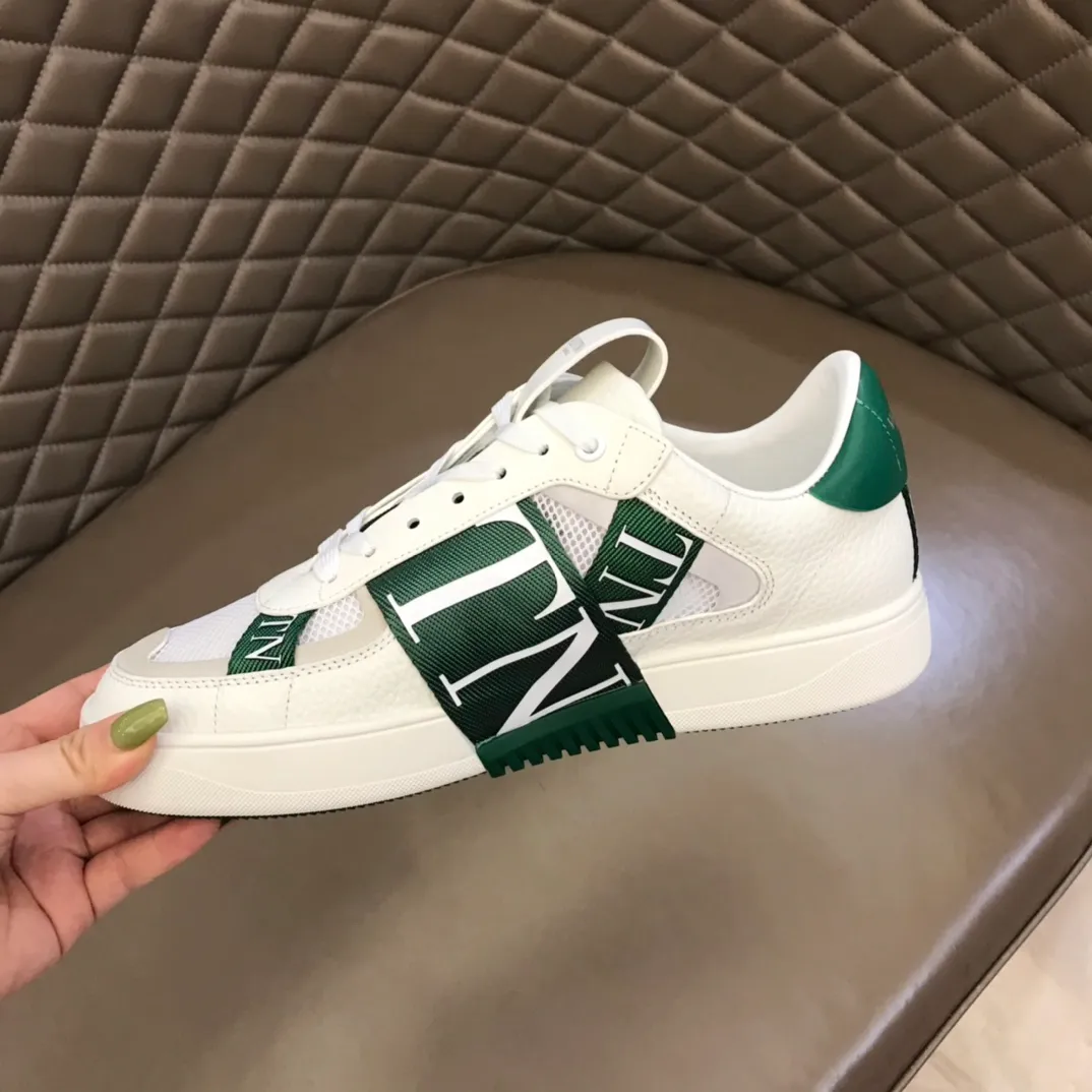 p440 "Valentin*" new spring and summer calfskin lace-up sneakers. No man should be able to refuse these shoes. The classic color scheme is so handsome! Purchase a high-precision replica of the original version to instantly sell off the market currency! 6 VLTN logo rubber effect straps - Valentino Garavani Logo printed on the back and tongue, all materials are customized to ensure quality! Size: 38-44